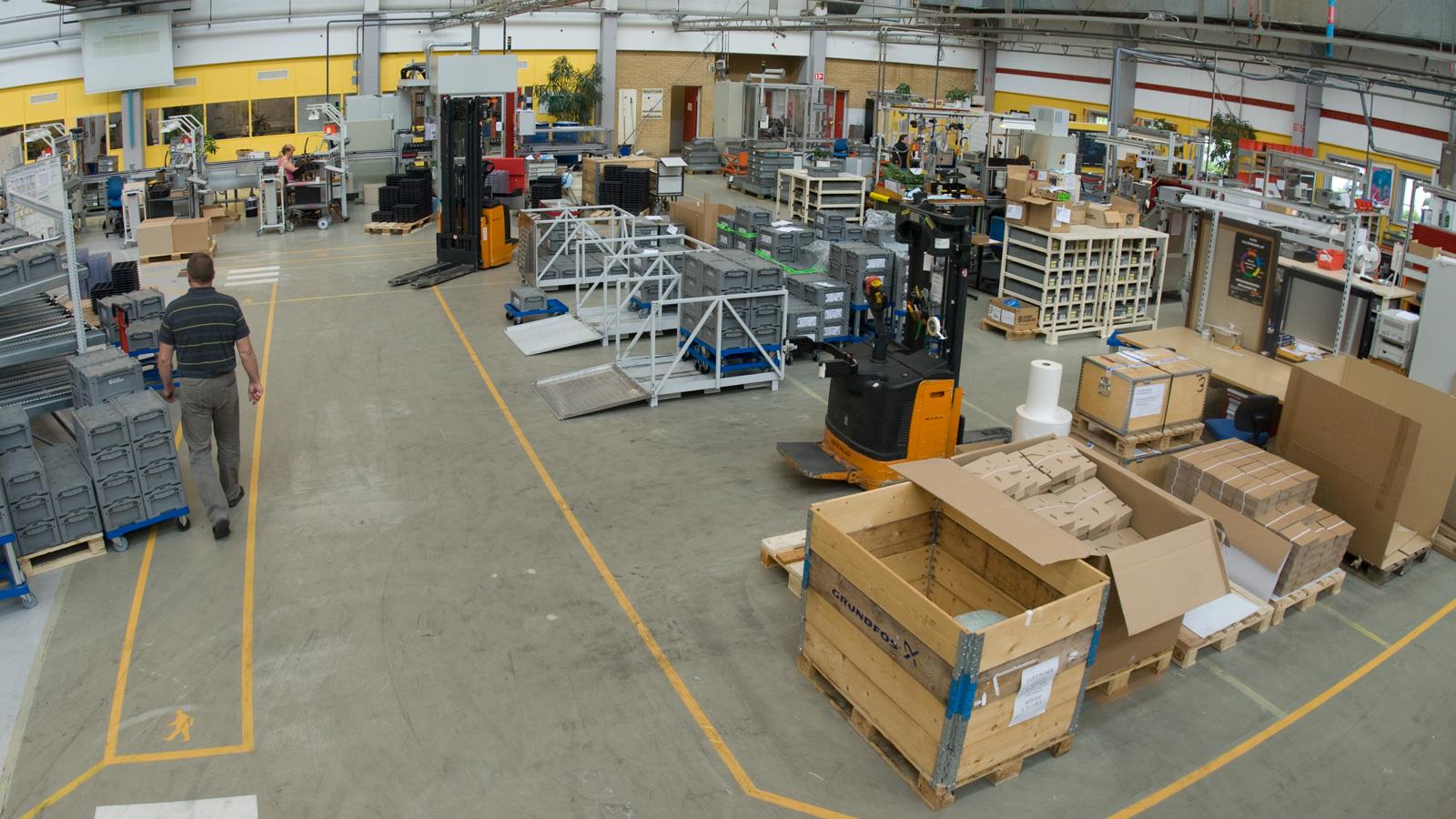 Production hall at Sauer-Danfoss and orange fork lift trucks